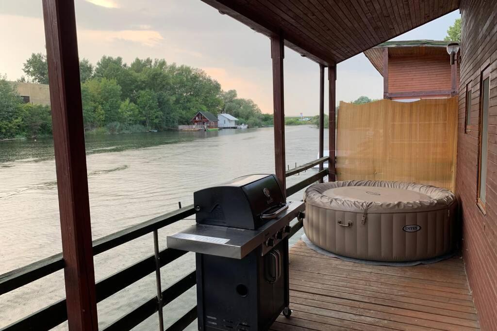 Отель Houseboat - Beacon Of Happiness Братислава Экстерьер фото