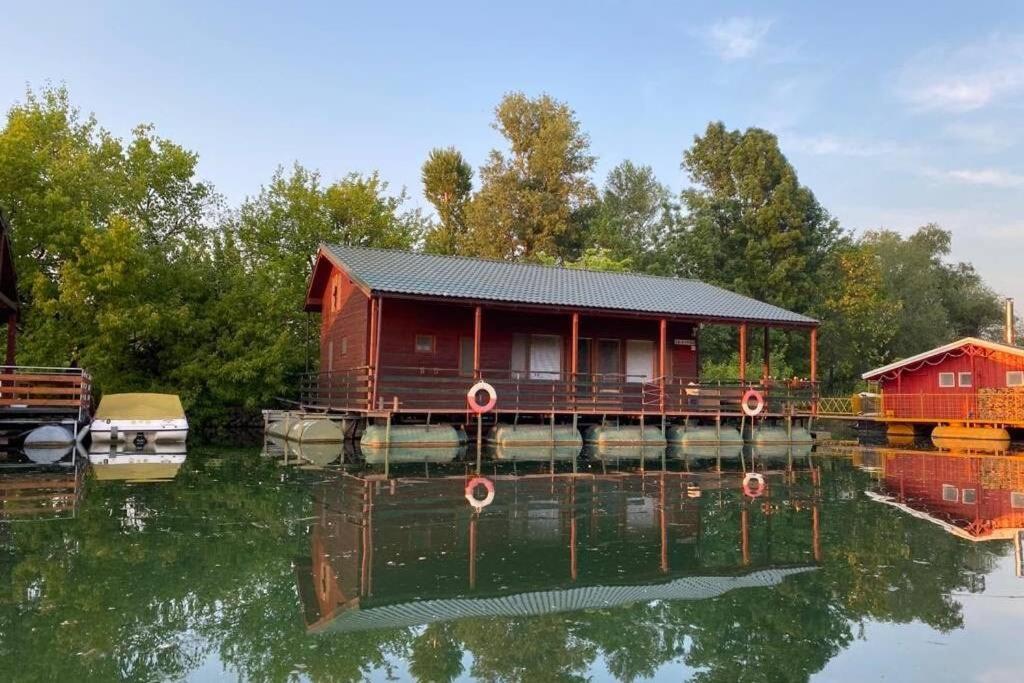 Отель Houseboat - Beacon Of Happiness Братислава Экстерьер фото