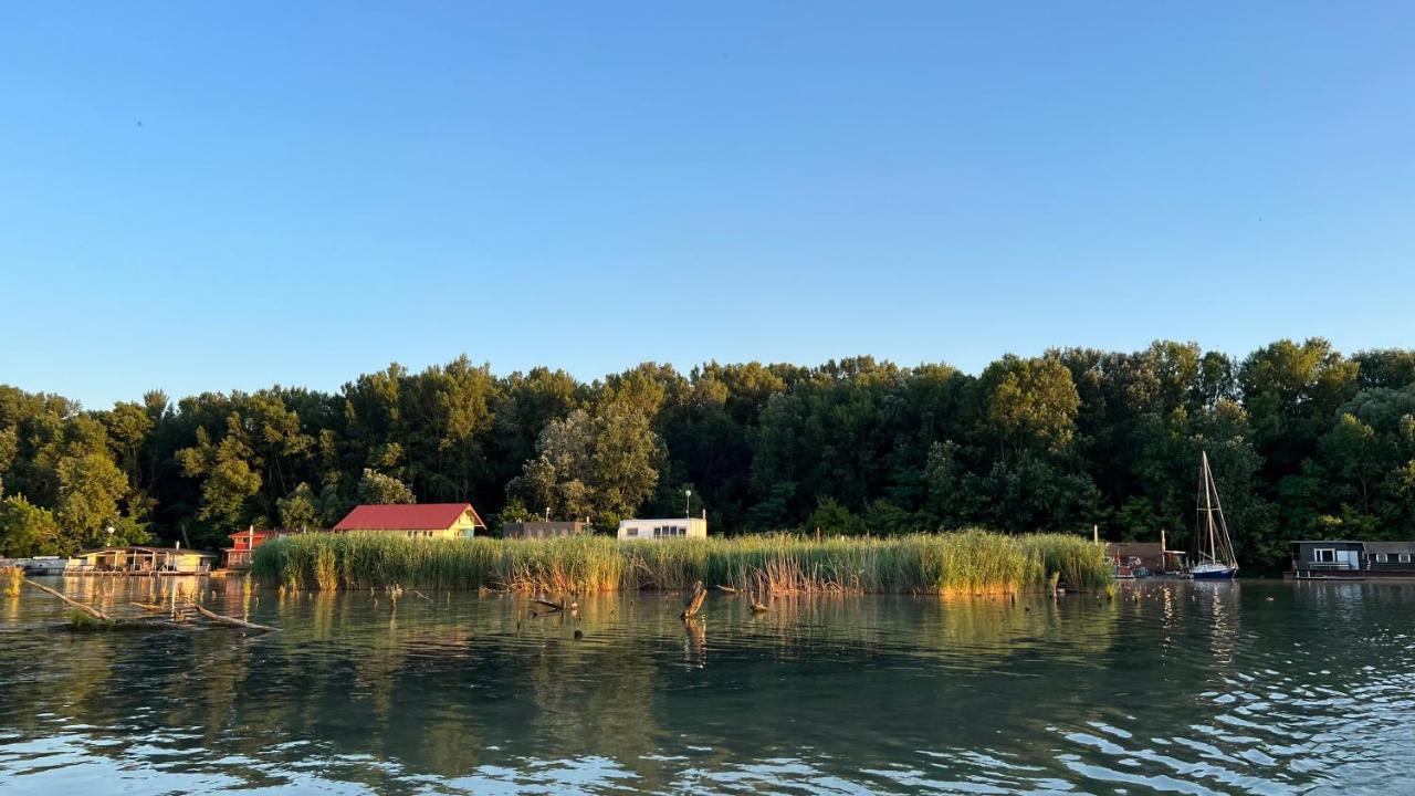 Отель Houseboat - Beacon Of Happiness Братислава Экстерьер фото