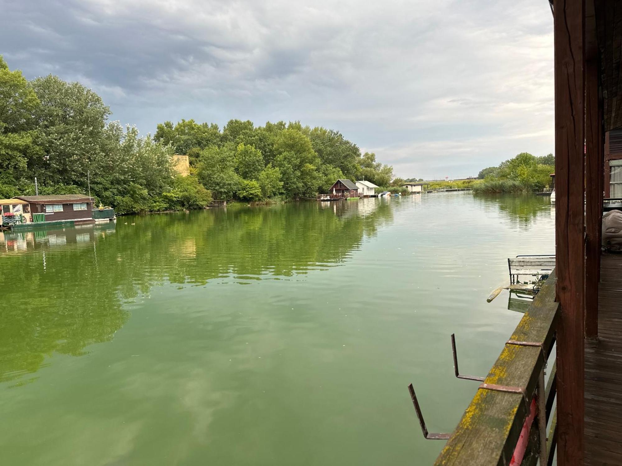 Отель Houseboat - Beacon Of Happiness Братислава Экстерьер фото