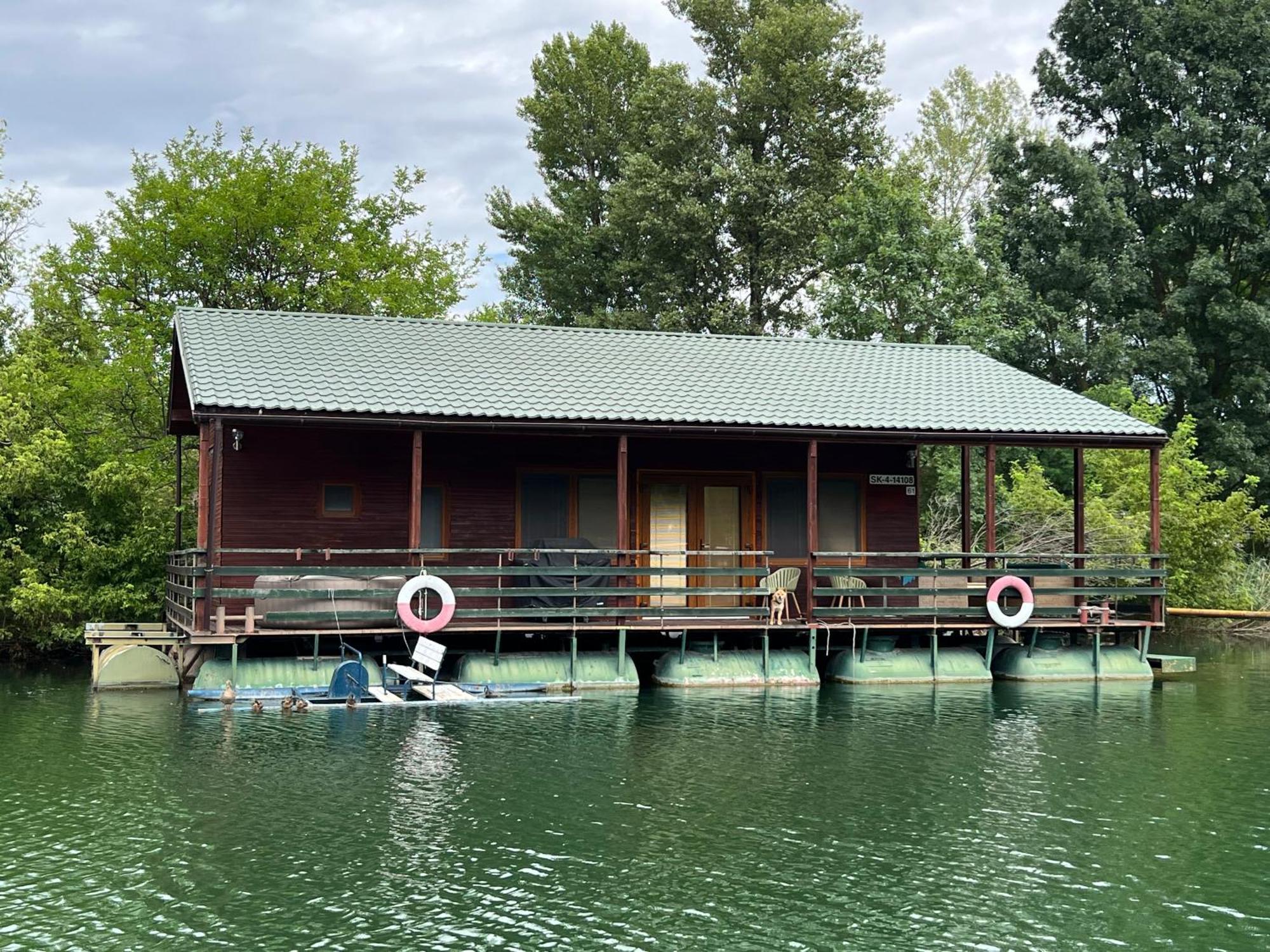 Отель Houseboat - Beacon Of Happiness Братислава Экстерьер фото